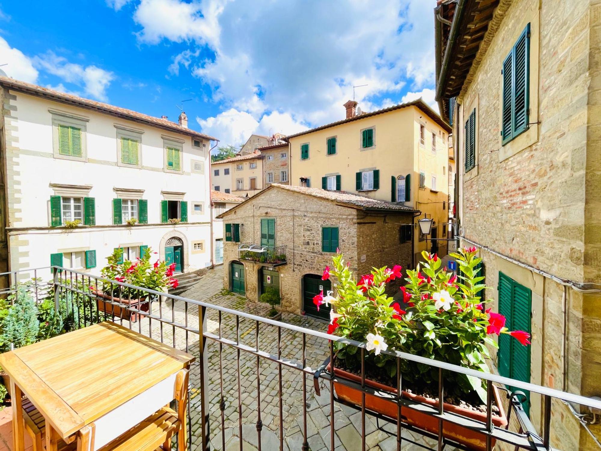Balcone Fiorito, Nel Cuore Del Centro Storico Di * Cortona
